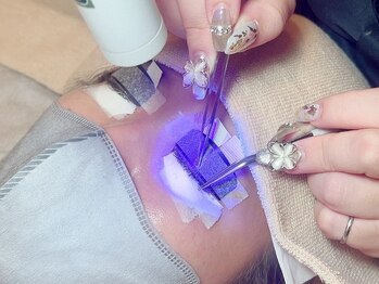 リッカドンナ 天王寺店(E'RICADONNA)の写真/【LEDエクステ◇マツエクmenu+¥1100】モチが悪く落ちやすい方必見☆LEDグルーで即硬化×超持続♪