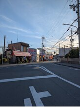 山本整体院 箕面桜井駅前院/3.左に車屋さんを見ながら100ｍ