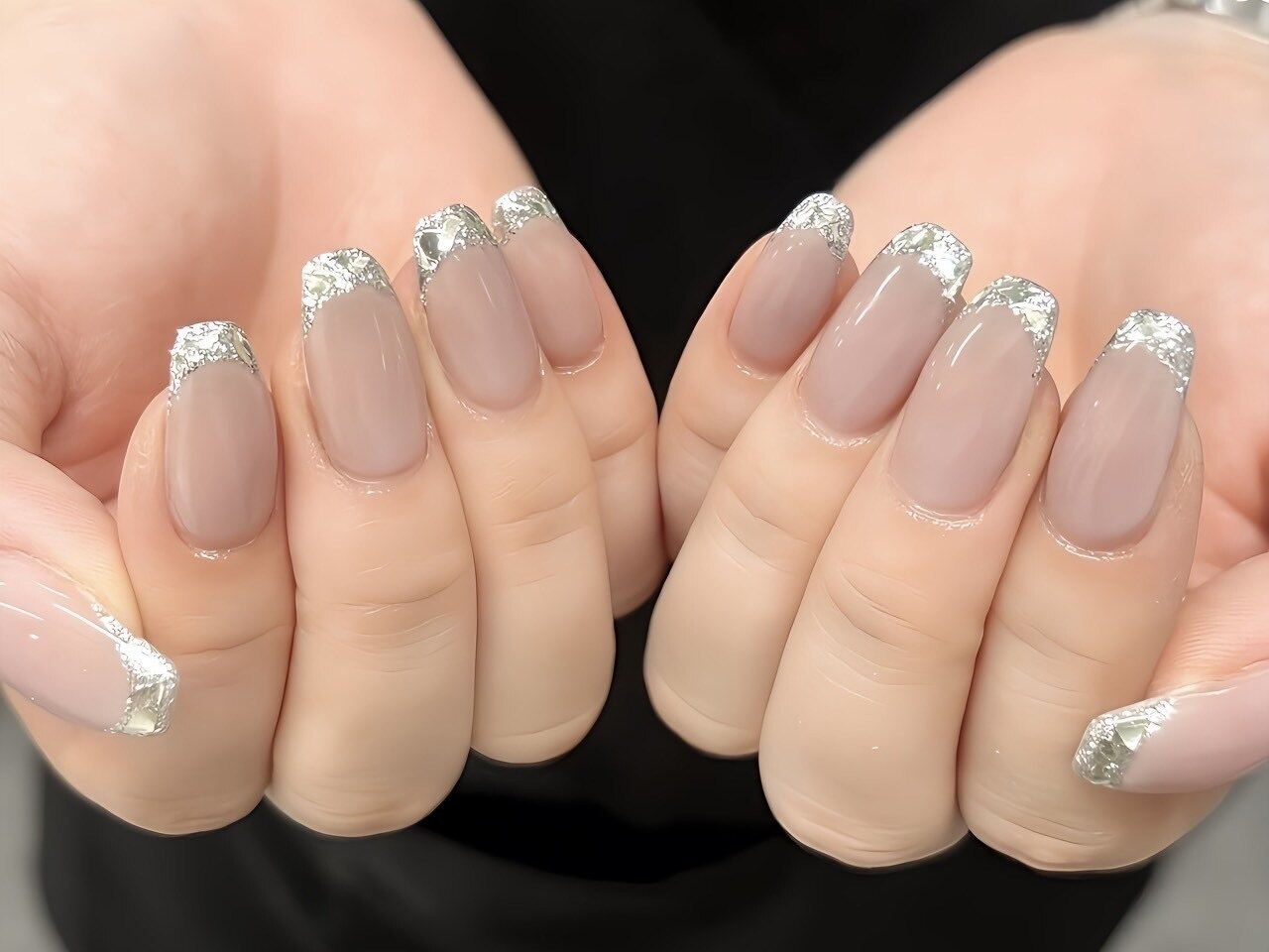 2025年秋トレンド】シルバー フレンチのネイルデザイン集｜人気