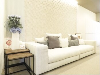 デンオブ(Den of)/店内は広く落ち着いた空間