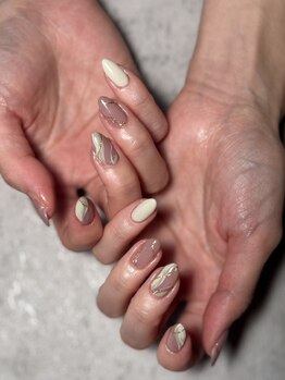 エンビー 下北沢(em.b)の写真/モチの良さ◎爪の形にお悩みの方、すぐに浮いてきてしまう方におすすめ!自爪の状態にあった施術をご提供☆