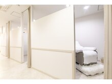 アンジュ(ANGE)の雰囲気(【全部屋半個室型サロン】人目をきにせずおくつろぎいただけます)