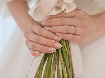 ハナビューティ アシヤ(Hana Beauty Ashiya)の写真/上品シンプル～華やかブライダルネイルまで“なりたい”を再現◎世界観を大事にデザイン提案♪カラー診断付