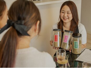 プラスオン(plus on)の写真/辛い冷え・むくみケアに◎100％天然無農薬の漢方使用の《黄土よもぎ蒸し》デコルテケアで相乗効果も◎