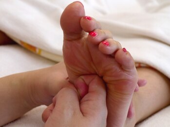 リラクゼーションルーム アフロディーテの写真/【足ツボ】指の関節を使って足ツボを刺激！冷え・むくみだけでなく、足の疲れや不調を感じる方にも◎