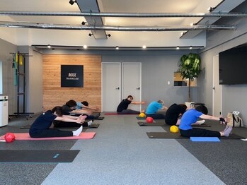 マックストレーニングラボ(MAX TRAININGLABO)/ピラティスグループレッスン風景