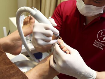 快歩堂フットケアセンター 日本橋館の写真/お身体の歪み矯正は、実は足の裏の健康から！男性スタッフによる【妥協のない】施術で長年のお悩みを解決！