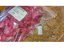 漢方オイルマッサージの雰囲気（悩みに応じて和漢草オイルマッサージ/蒸し草に体質に応じます）