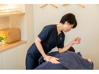 ゆめみらい漢方薬局 鍼灸院/背部へのマッサージ