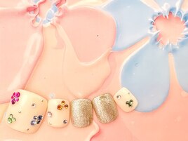 上品ベージュと輝くビジュー