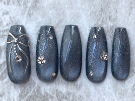 グレー×ビジューの冬ネイル