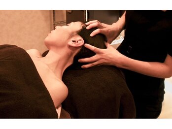 サロンドラエッセ(salon de LAEESE)の写真/フェイシャルでスッキリ小顔へ!ヘッド付で小顔効果UPも期待できるケアで理想のフェイスラインへ導く。