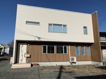 サロン ド エンジェル(Salon de Angel)の雰囲気（閑静な住宅街の一角で駐車場(10番)も完備。茶色い玄関ドアから。）
