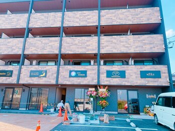 サロン ド モア(salon de MORE)/サロンテナントの建物になります