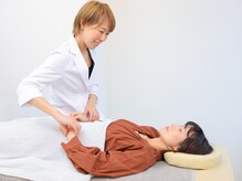 鍼灸イズンの雰囲気（脈の動きから本人も気がつかない症状を見つけ鍼灸を行います。）