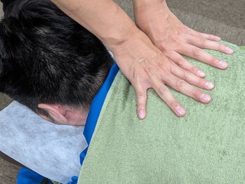 サロン真名の写真/【男性施術者による本格施術で全身軽やかに♪】お仕事帰りにもおすすめ！強揉みが得意な本格サロンです。