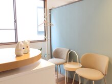 窓があり明るい待合受付では招き猫がお迎えします。