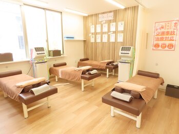 アイケア綾瀬駅前整骨院(i-care)/明るく清潔な施術空間