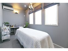 ホテルライクな洗練された施術ルーム