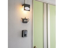 ベリスユイット(BELLIS HUIT)の雰囲気（看板「BELLIS HUIT」とティーポットの表札「301」が目印です♪）
