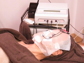 エステサロン エムル(EMURU)/1週間の美容液を肌へ