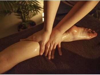 アジアンリラクゼーション ヴィラ 八尾店(asian relaxation villa)の写真/辛い冷え疲れの身体の巡りを整え、じんわりケア♪暖かオイルで全身を流して巡りをサポート◎