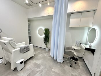 アオアイラッシュ 渋谷 表参道(ao.eyelash)の写真/【半個室で周りを気にせず施術】初めての方でもリラックスできる空間で理想の眉毛をご提案します◎