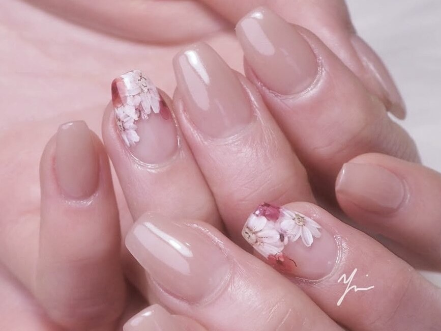 2026年冬トレンド】フラワーフレンチのネイルデザイン集｜人気順