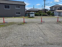 ネイル サロン ピュア ホワイト(Nail Salon Pure White)の雰囲気(駐車場からみたサロン。ポールのある看板の所にお停めください)