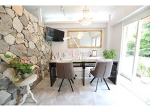 明るい店内で、映画をご覧になりながらリラックスタイム