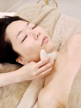 ナーナモエ(na-namoe)の写真/【頭皮から極上のリフトケア】むくみ・たるみを根本からケアし、引き締まった理想の小顔に。