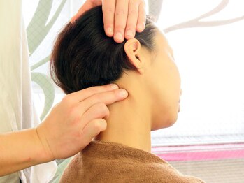 頭と首と顔のマッサージ パチューカ(PACHUCA)/首の凝りが不調を引き起こす