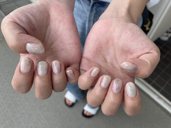 ホナ(HONA)の写真/【ちび爪さんも可愛い】ライフスタイルに合わせたデザインも豊富♪オフが自宅でできるピールオフネイルも◎