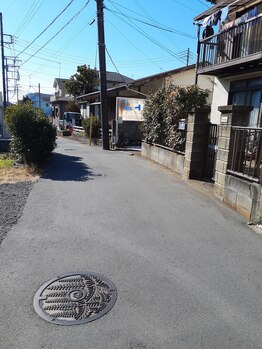 トト 湘南/【道順4】看板有り　白い砂利道