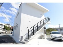 アイアール(ir)の雰囲気（【宜野湾市佐真下】当店は交差点からすぐ見える白の建物の2Fです）