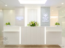ビューティジーン プロフェッショナル 二子玉川店(BEAUTY GENE professional)の雰囲気（白基調の落ち着いた空間で、お一人お一人丁寧に施術を行います☆）