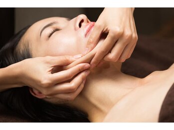 ラグゼミヨン(Luxxe miyong)/コルギより優しい小顔整顔