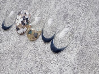 カトルナフ(quatre fois neuf)/ニュアンスフラワーの大人ネイル