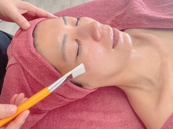 リファイン(REFINE)の写真/ダウンタイムほぼなし！当日メイク可能◎『話題の顔脂肪分解★レモンボトル原液導入+小顔リンパ』¥12,600