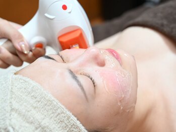 シャイン(SHINE)の写真/お顔に痛みの少ない水光ジェットでエクソソーム導入！毛穴をキュッと引き締めることで小顔やハリ艶UPへ♪