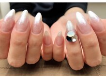 プラハネイル(+HER 美甲)/ホワイトラメグラデ×Vカット