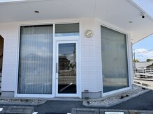 リモード 富士店(REMODE)の雰囲気（白い建物が目印です。専用駐車場2台完備◎）