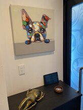 ファビー(Fabby)/入口のキュートなわんちゃんの絵