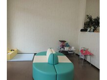 クレアネイル 高崎ウニクス店/cleaカラーの待合いスペース★