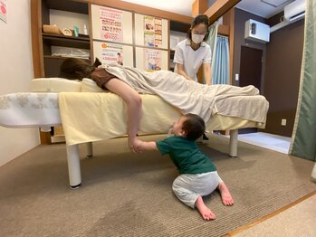 子育てママの整体サロン/施術中のお子様の様子