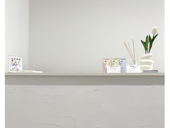 ルーラ(lulla.)/アイボリーを基調とした店内