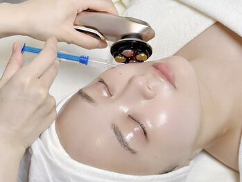 R-1ビューティーサロン 銀座の写真/【話題の塗る針美容】韓国で人気マイクロニードル×ヒト幹細胞導入×最新マシンで若々しい印象へ☆［銀座］