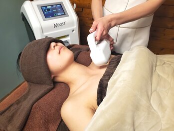 サロン ド ムニ/ふっくらバストケア　光バスト＊