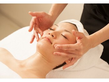 えすてさろん ケイアンドエフ(k&f)/続けるたび、理想の小顔に♪