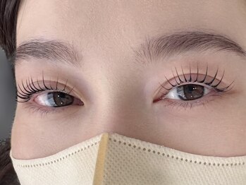 ルナ(LuNa)の写真/ナチュラルなのに印象的な“大人上品”な目元を演出します。毎朝のメイクも時短に◎